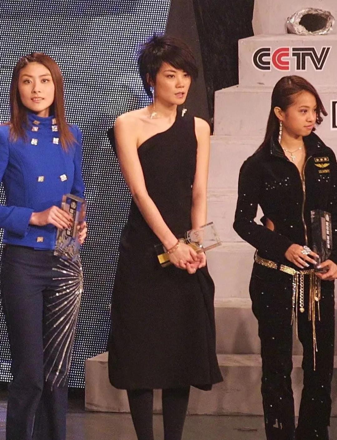 王菲和陈慧琳同框，身边还有个蔡依林，她们发型各有特色。不得不说，齐肩短发的陈慧琳