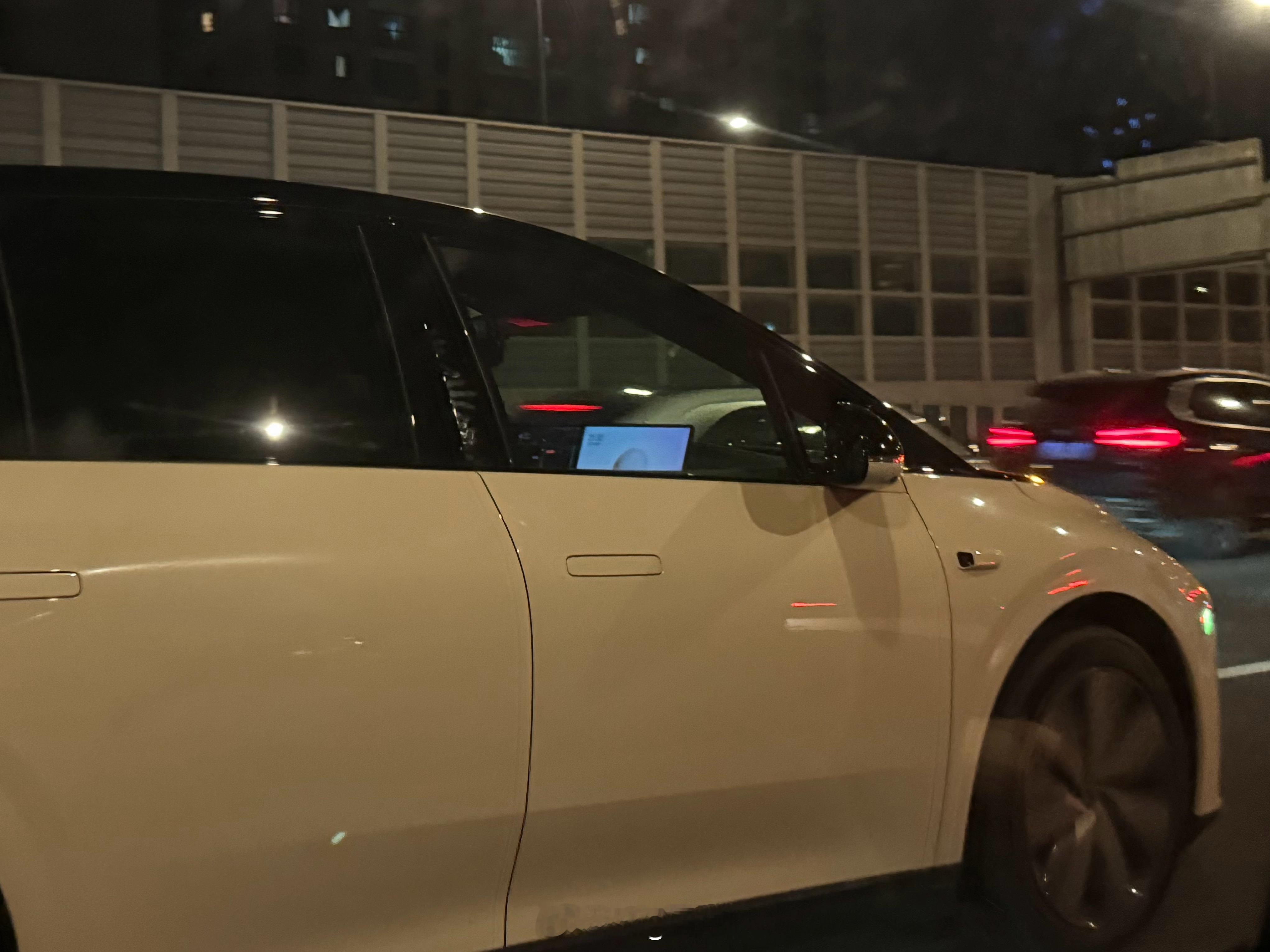 瞥见边上的i6为什么主屏的导航界面是深色主题而副驾屏的壁纸却是浅色主题