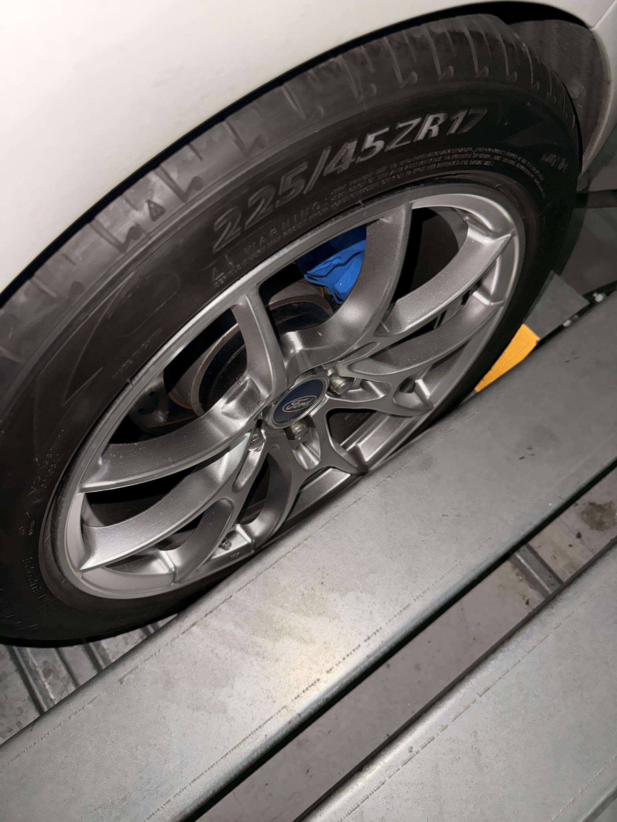 立体车库到底是哪个大聪明设计的？停完车下车一看，只差几毫米轮毂就要被蹭...