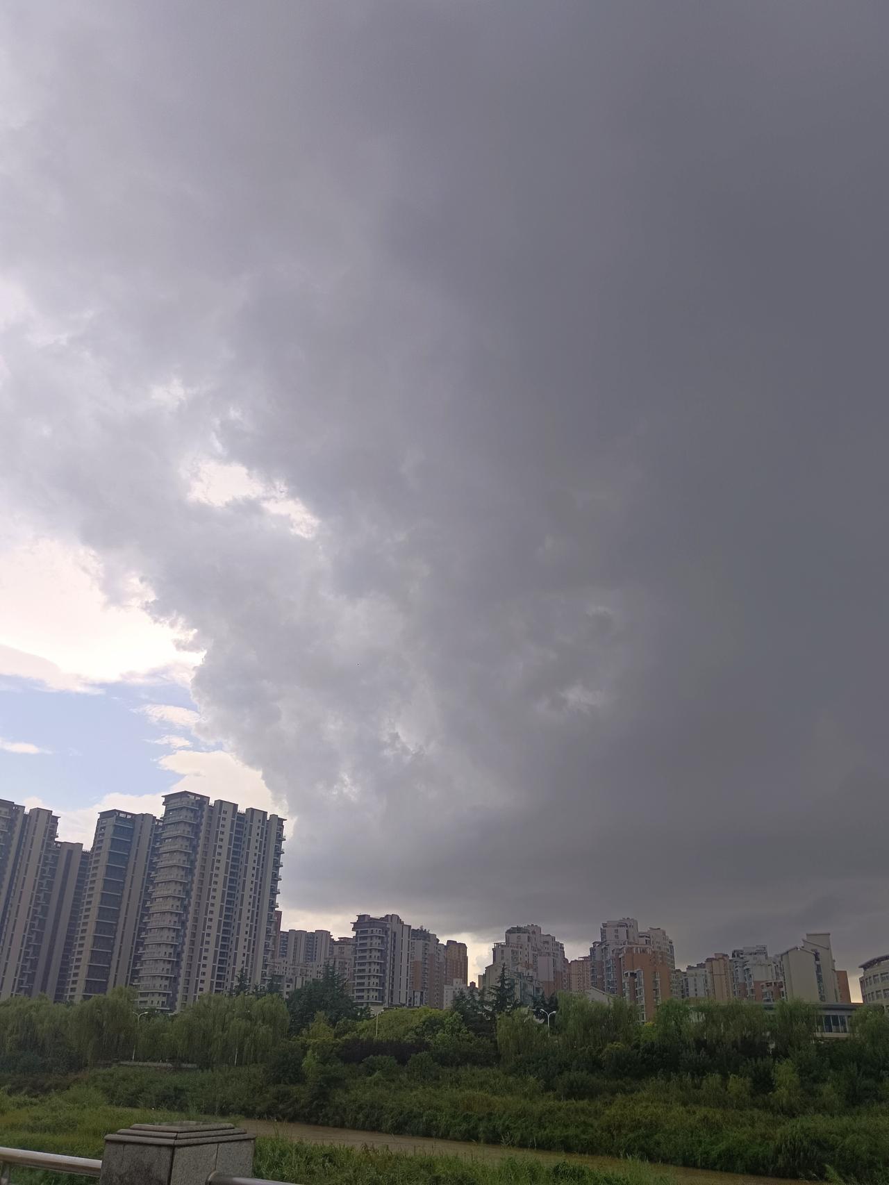 西安雷雨：天气预报终于准了一回
   早晨发头条说今天预报有雨，然而一大早等待到