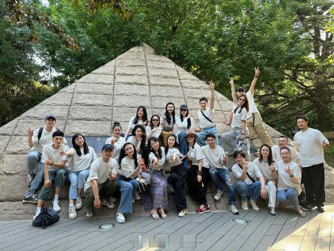 刘亦菲北电同学聚会照 刘亦菲北电同学聚会照来了，素颜都这么美这么上相，不敢想刘亦