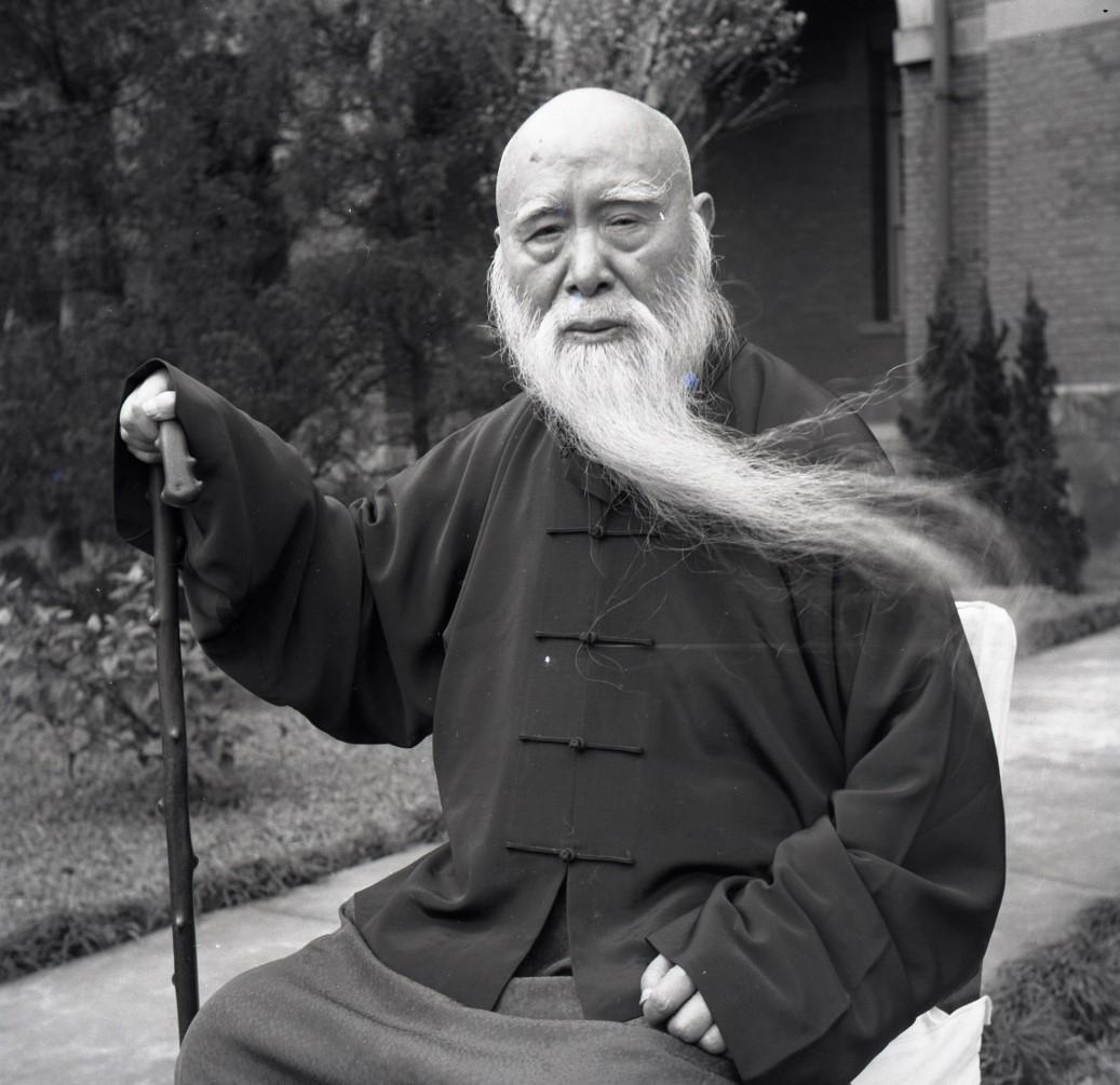 1949年，一个70岁的老人躺在床上，一动不动。

国军的人来了，要带他走。他装