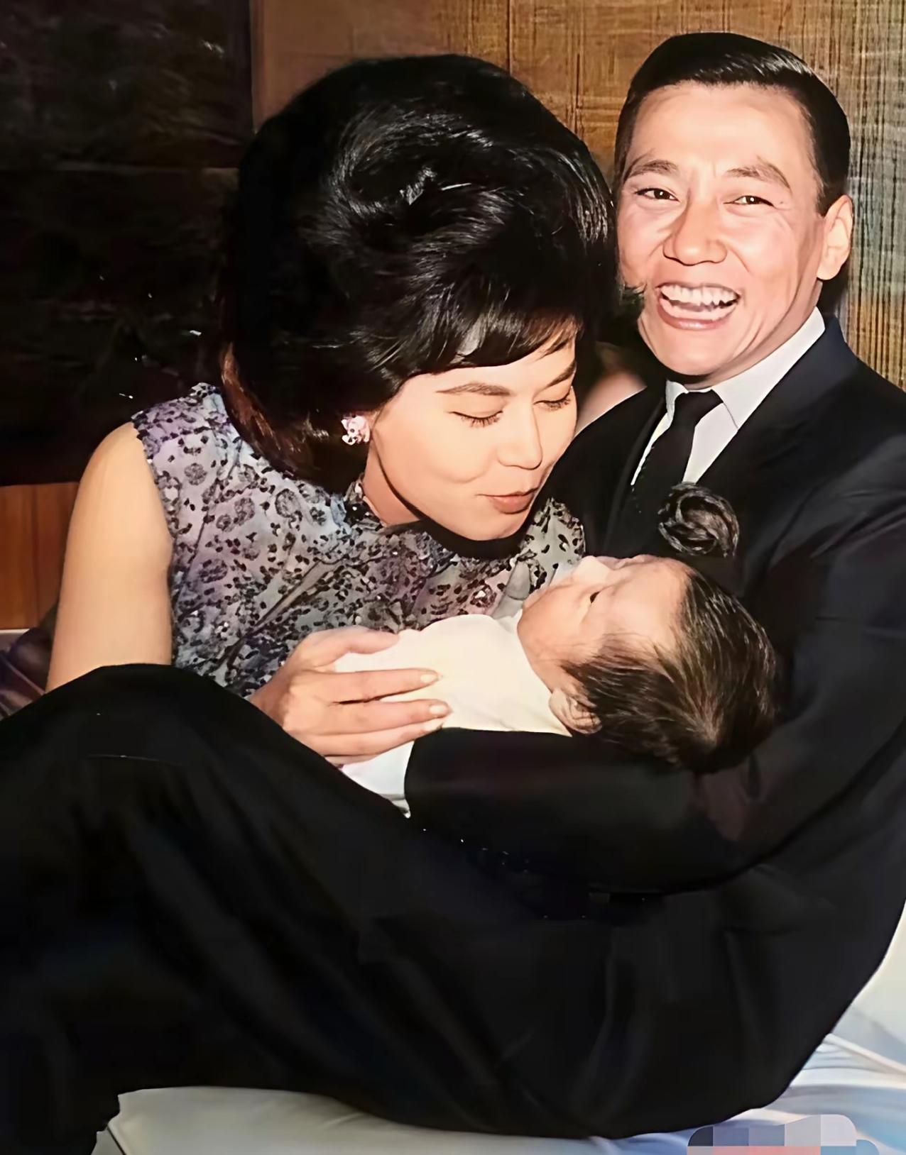[震惊][震惊][震惊]
满是温情的全家福竟是悲剧预告！1963年四届亚洲影后林