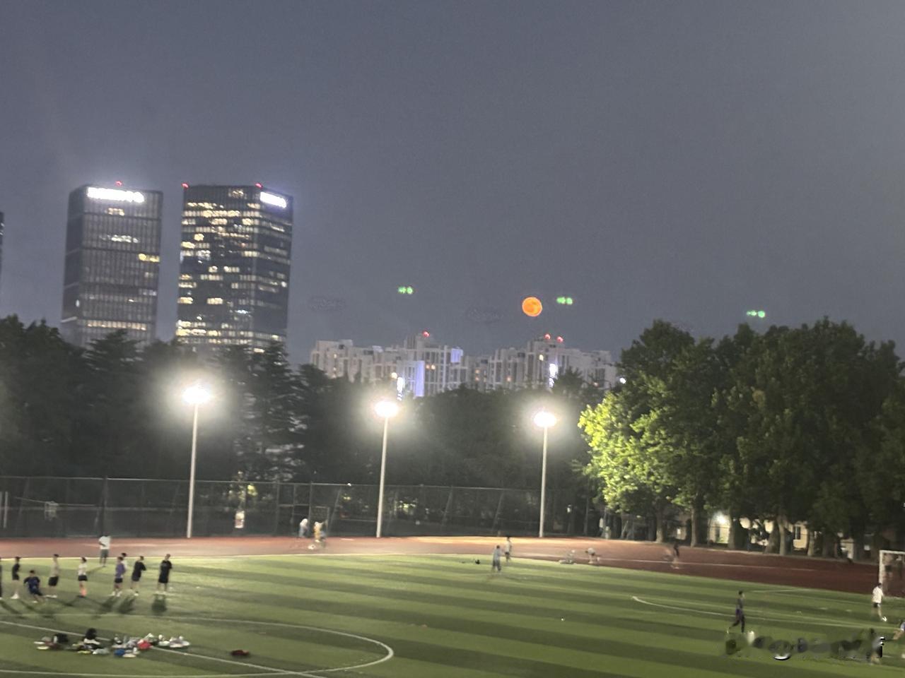 分享城市新鲜事昨日夜色好美，月亮好圆