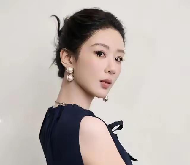 杨紫着实太难了
生得芳华绝代
却偏被黑粉说是整容整出来的模样
殊不知
如今哪个艺