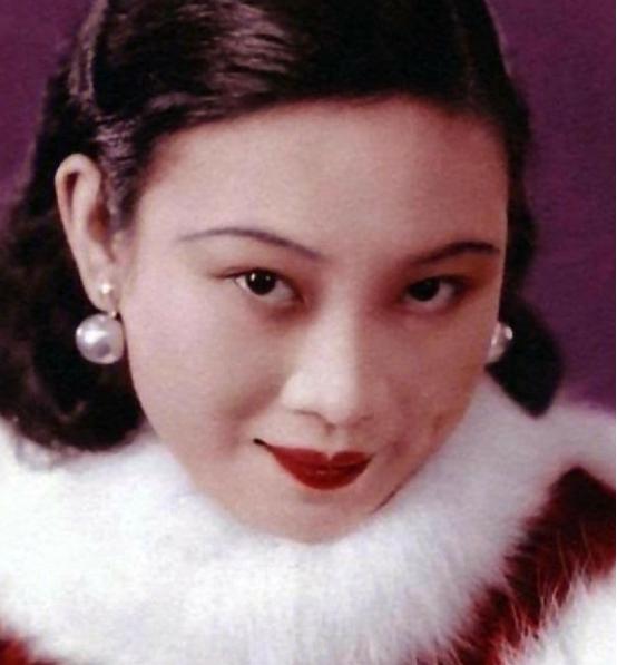 1946年，一代美人胡蝶被按在床上，戴笠撕扯着她的旗袍：“想你丈夫孩子平安，就乖