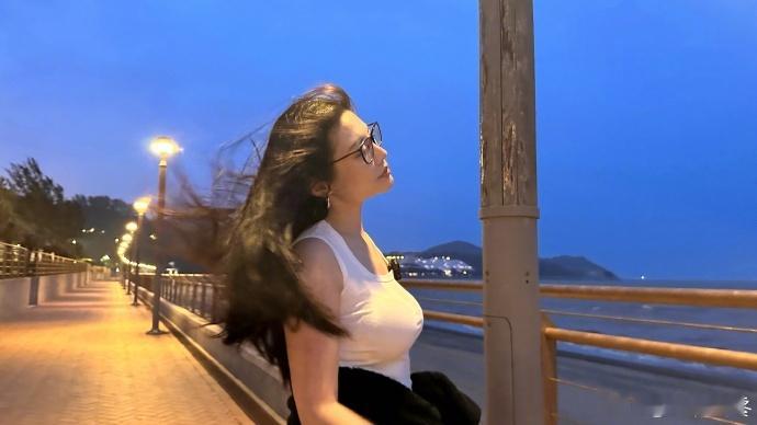#徐冬冬海边素颜照#徐冬冬发文：“男友视角… 这次你终于拍的还不错。”这把狗粮撒