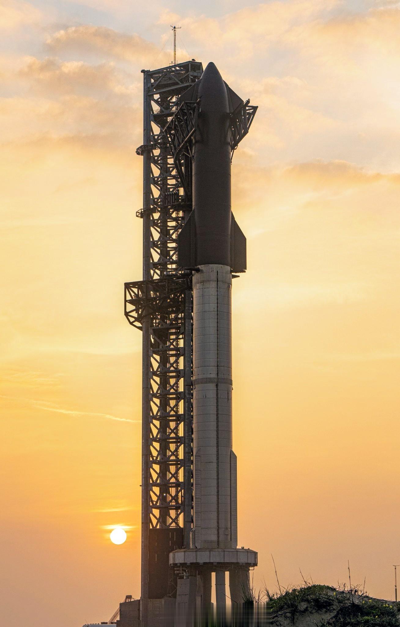 SpaceX的星舰空中姿态失控、一二级分离失败，升空四分钟后爆掉。观望就好，看笑