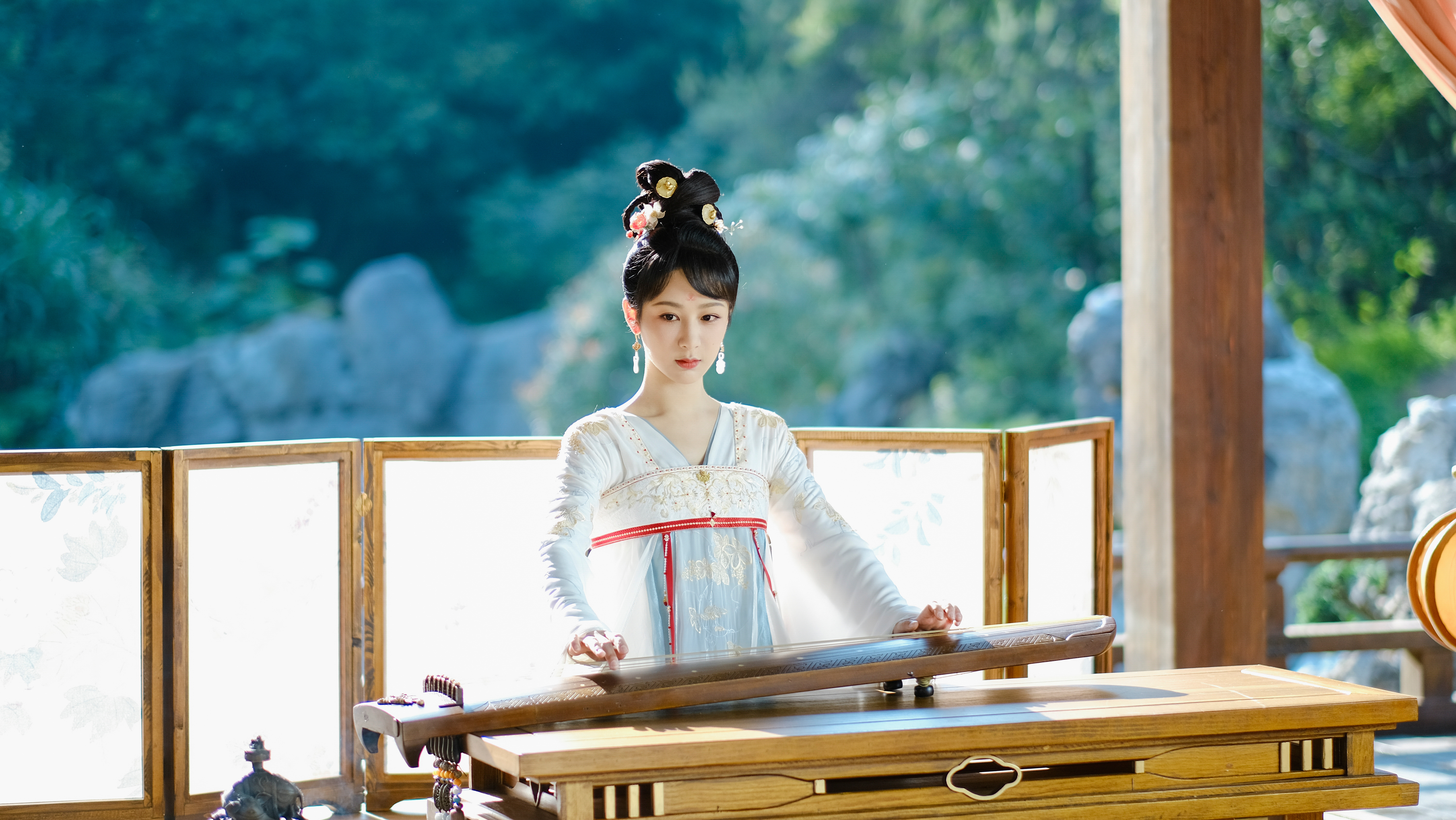 #杨紫[超话]##杨紫小夭#💜#杨紫长相思#  有阳光~有海风有我在~甚是想念