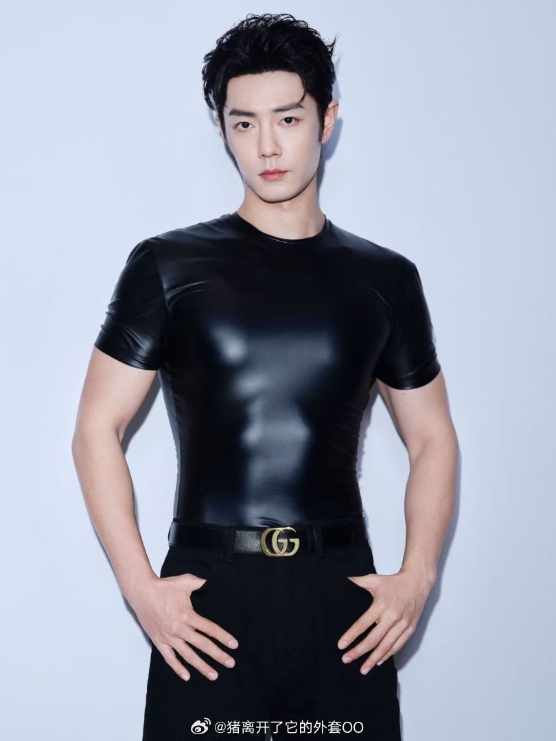 肖战gucci最新大片发布，这若隐若现的胸肌腹肌，真富有且慷慨，老古是知道我们爱