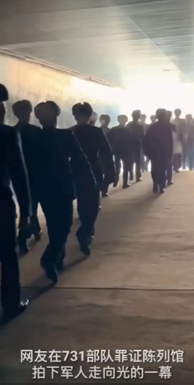 图一，我军指战员从侵华日军731部队罪证陈列馆走出。图二，日本自卫队青年军官参拜