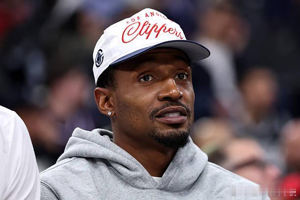 泰伦-卢表示，由于比尔出场受到限制，伦纳德也缺席了今晚的比赛，快船队目前尚未有机