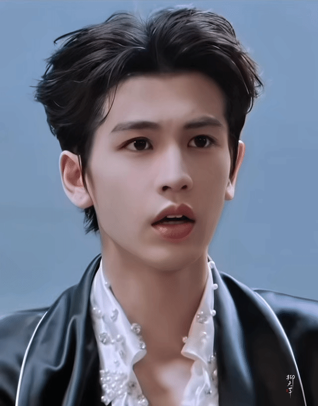 细品，这一帧里，少年的清澈和男人的魅惑同时在线！