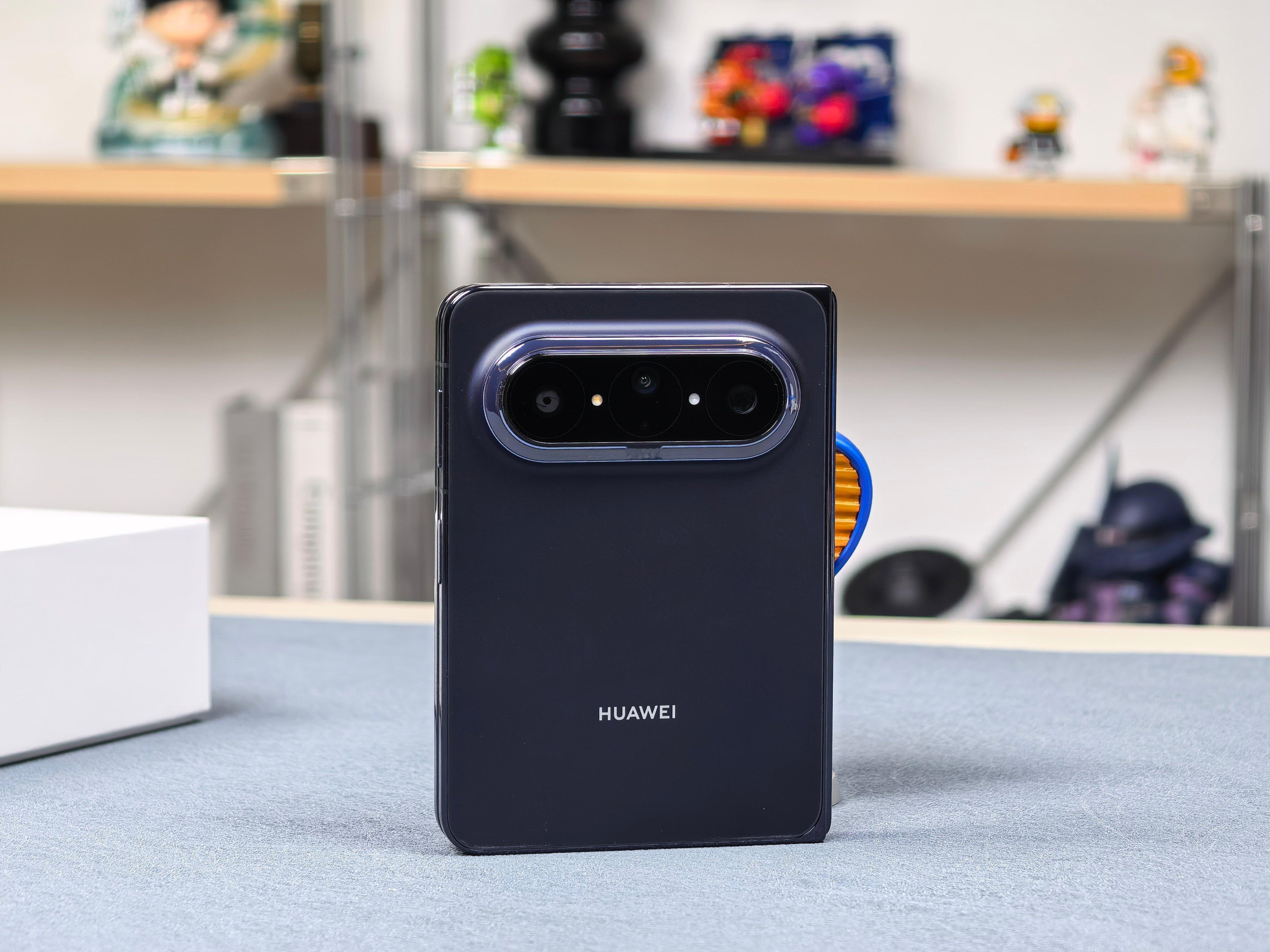 大阔折形态：5.4 英寸好用外屏 + 7.69 英寸 16:10 黄金内屏，便携