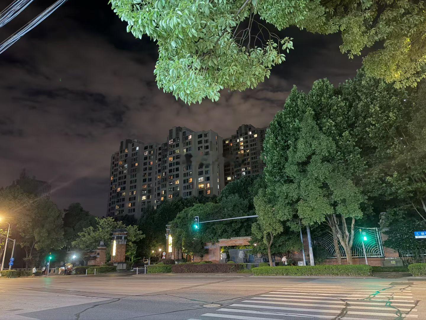 不转怎么中奖  周五的晚上，终于卸下一周的紧绷，出门溜达溜达。晚风裹着草木的凉意