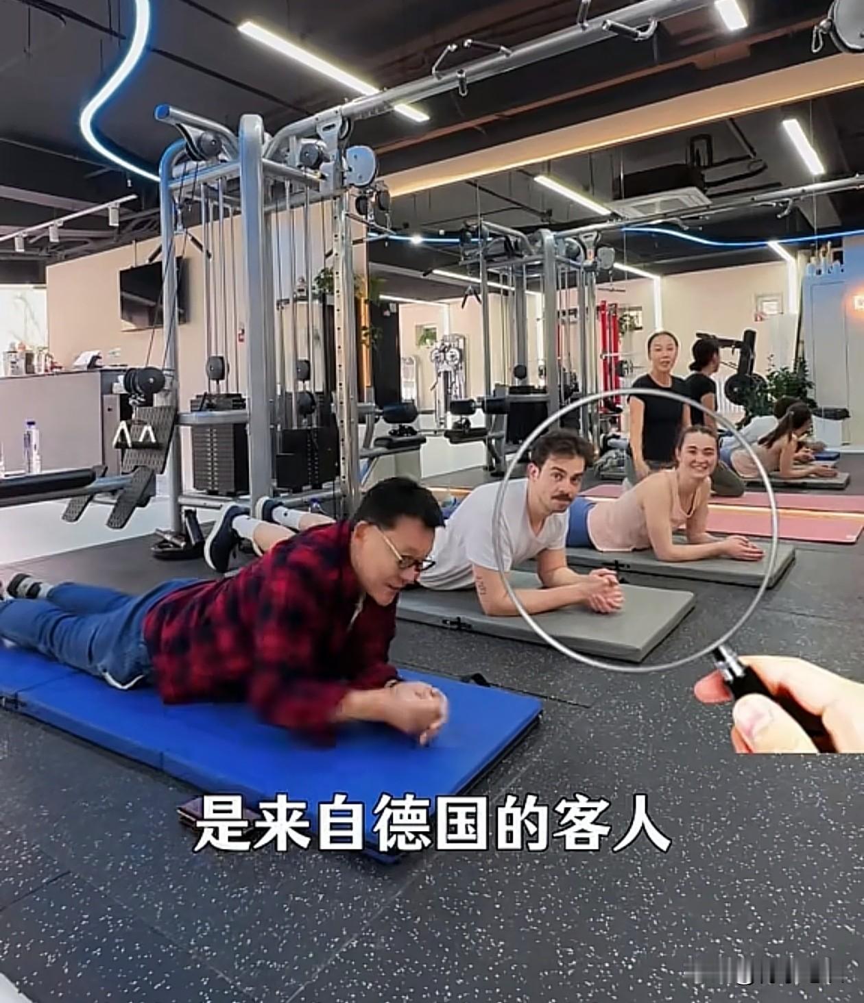 李国庆是真的爱张丹红，趴在地上陪着来自德国的继女Vivan以及男朋友Paul做8