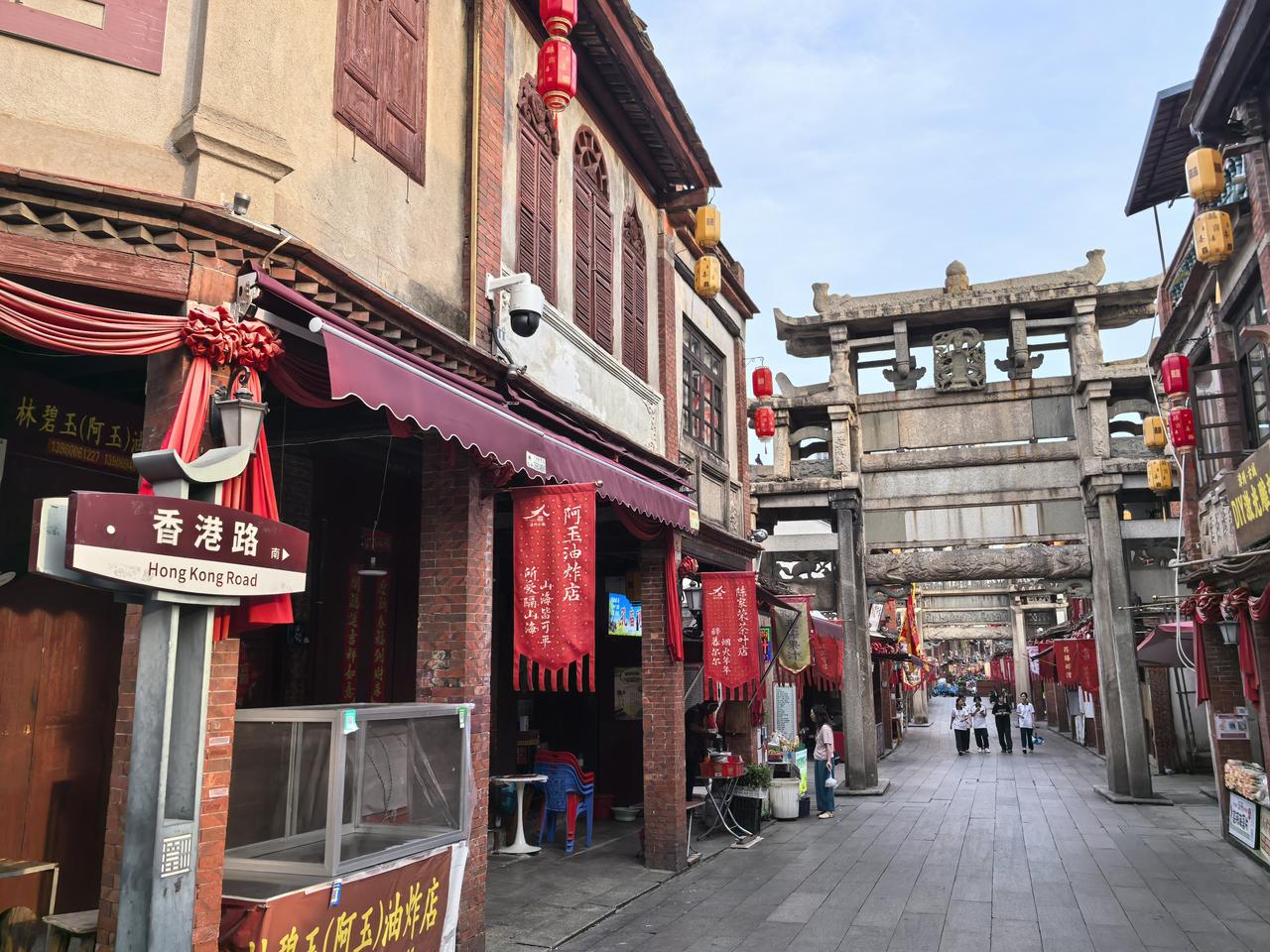从厦门驱车一小时，便能抵达焕然一新的漳州古城。老街有石牌坊，文庙、旧式街巷，一步