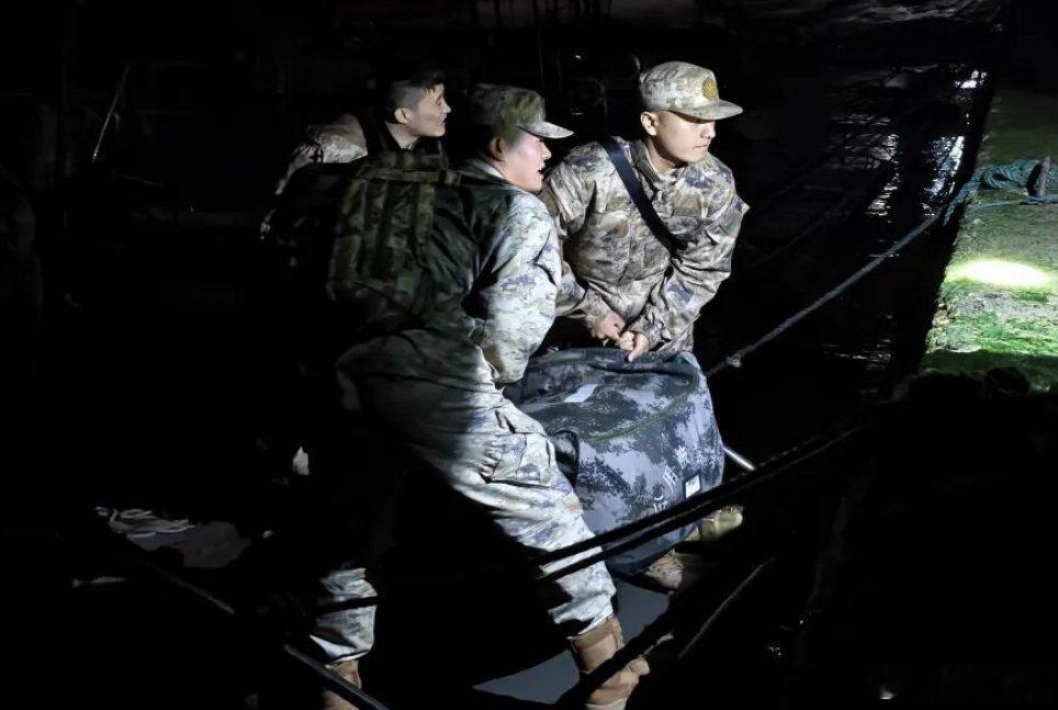 前线熄灯号军营晚点名人民前线 孤岛偏远挡不住牵挂的脚步海风凛冽吹不散赤诚的初心晚