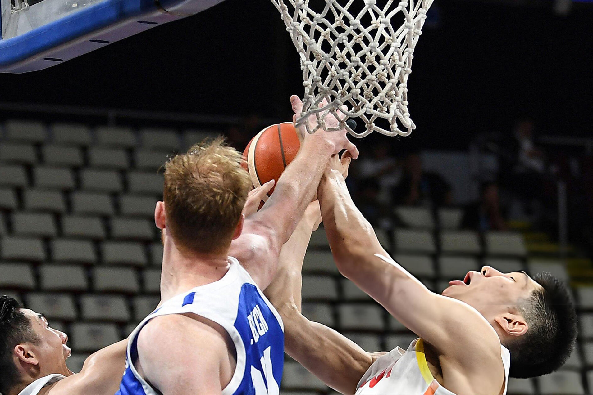 法新社镜头下的中国男篮比赛图，给看恶心了，全是面目狰狞的。中国男篮战胜中国台北队