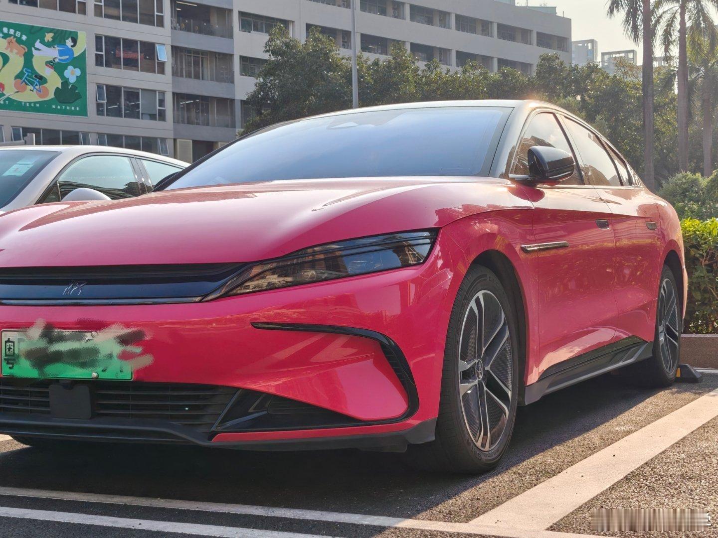 今天这天气，明媚如我眼前这辆粉色大汉。比亚迪汉