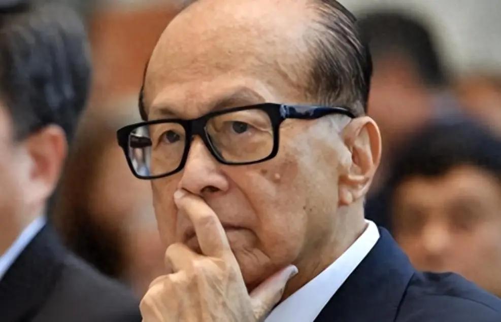 98岁的李嘉诚，今年把英国攥了十几年的三块核心资产全清了仓。

1月卖火车租赁，