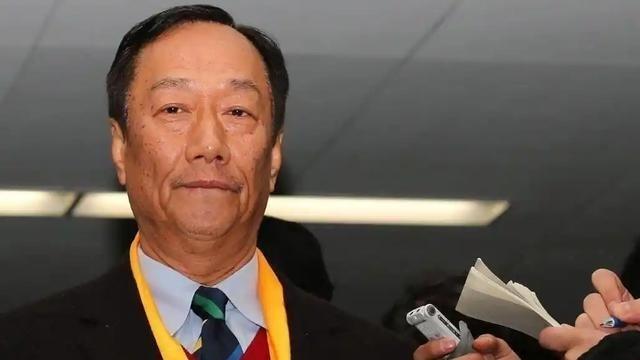 富士康崩得太突然！郭台铭绝对没料到，以前大陆工厂灯火通明的代工巨头，如今像破气球