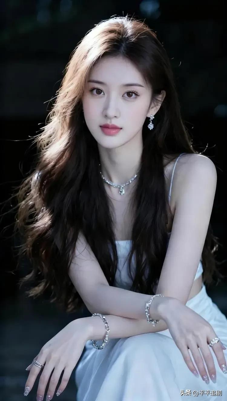 女人味的魅力在哪里?
夜色里的白裙与碎钻，
长发在风里轻扬，
眉眼间藏着清冷又温