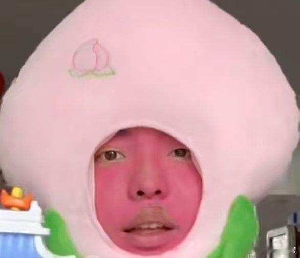 觉得压力大可以看看桃黑黑的面罩通勤路上人多嘈杂，戴桃黑黑面罩既能遮光又能挡点噪音