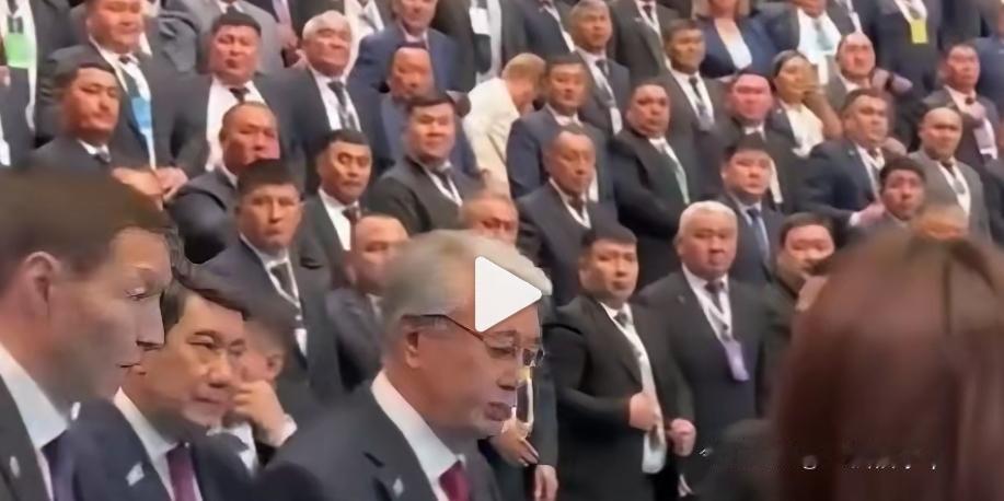 哈萨克斯坦总统托卡耶夫在东京联合国大学开讲，作为首个在此演讲的中亚元首，直接把"