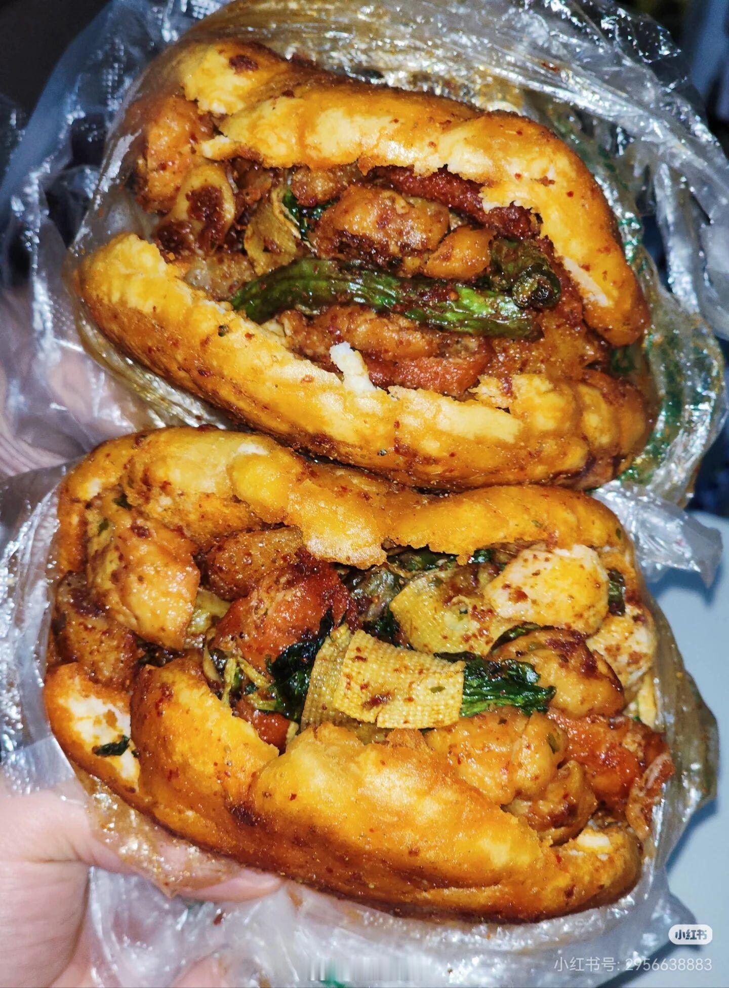 甘肃烧烤夹饼直接在北京爆火出圈！甘肃烧烤夹饼火到北京还没到饭点门店前就排起长队，