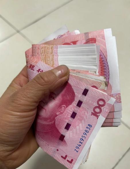 河南郑州，一女子接连收到两笔转账一共是15000元，等了10天也没有人联系自己，