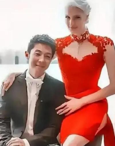 [微风]八年前，李白执意要嫁给撒贝宁，而与父亲决裂，当时几乎所有人都不看好这段婚