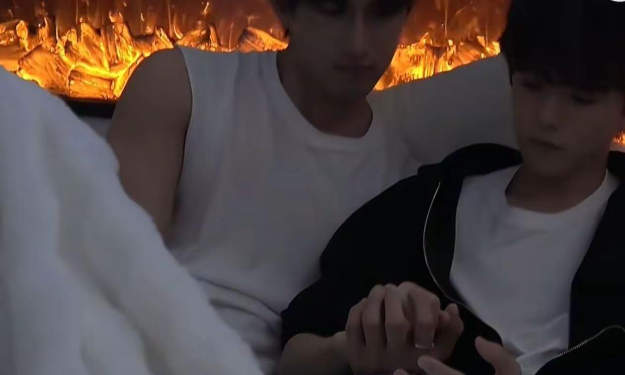 我愿能以后捉紧你的手。 “那如果重来一次，你会做什么样的决定”“如果，重来一次，