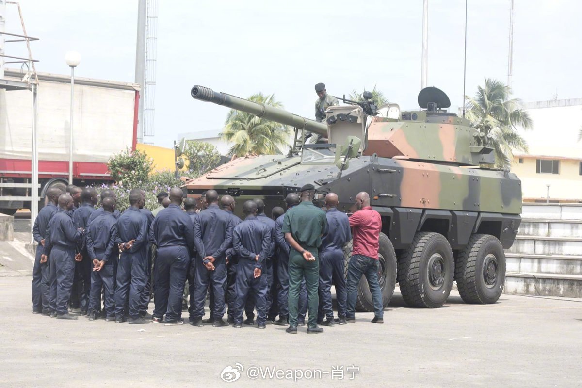 #兵器影像[超话]#科特迪瓦军队展示中国制造的 VN22B 轮式装甲突击车 ​​