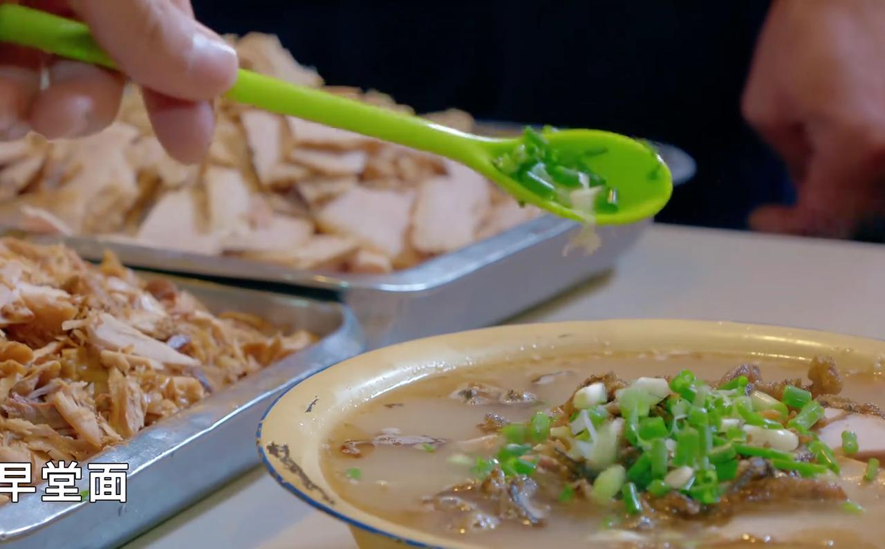 荆州人早起靠什么？不是闹钟，是一碗暖到心底的早堂面
每天早上被闹钟叫醒的日子太煎