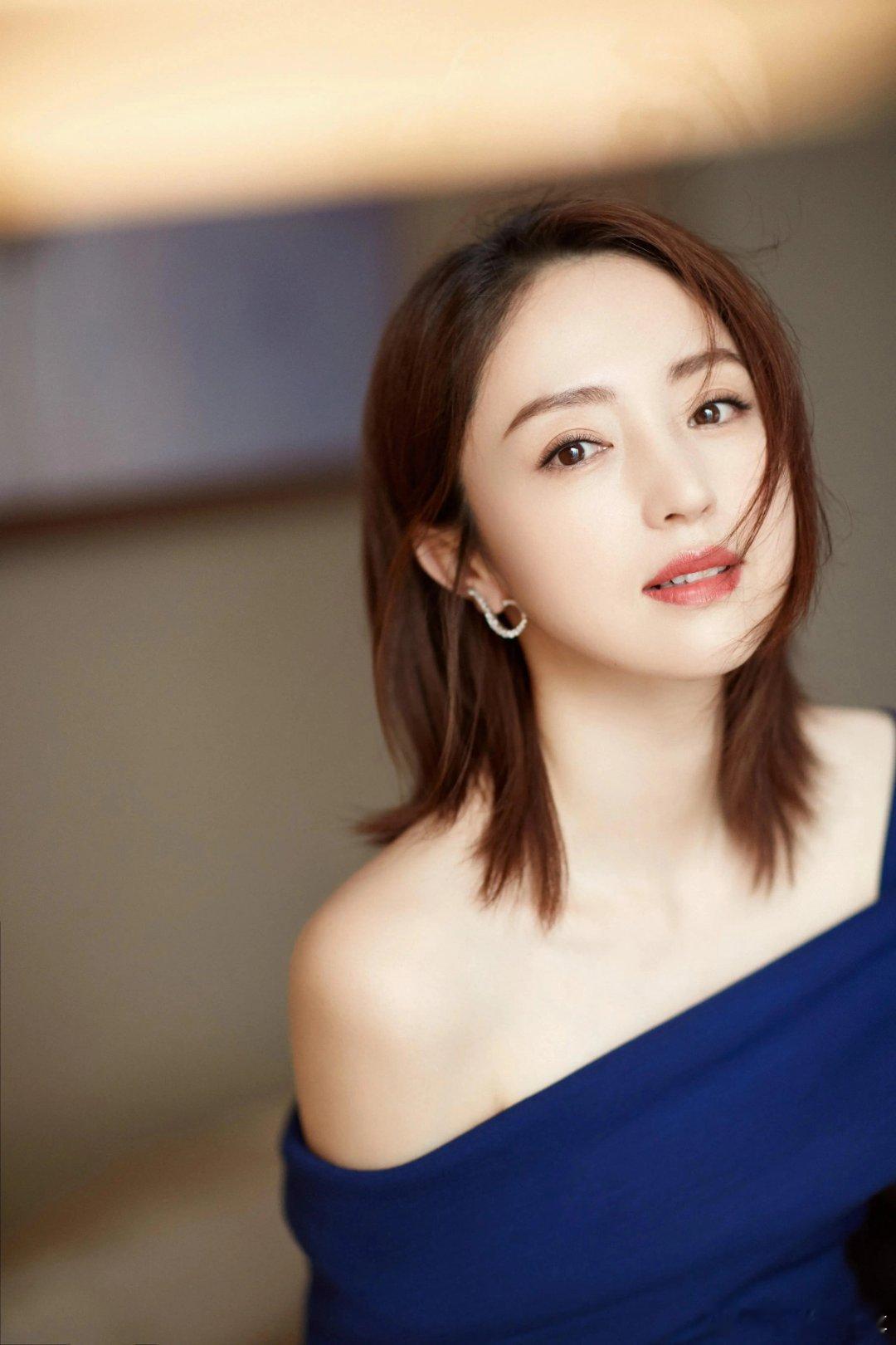 董璇再婚这见到了10多年前的女神，现在看女神的双眼，这也是打了美容针之后的效果。