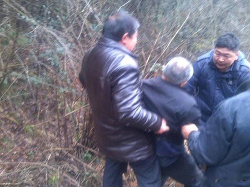 尹平奶奶自缢身亡，大家纷纷指责夏英杰，但是真正的凶手却在一旁窃喜。

《重器》中