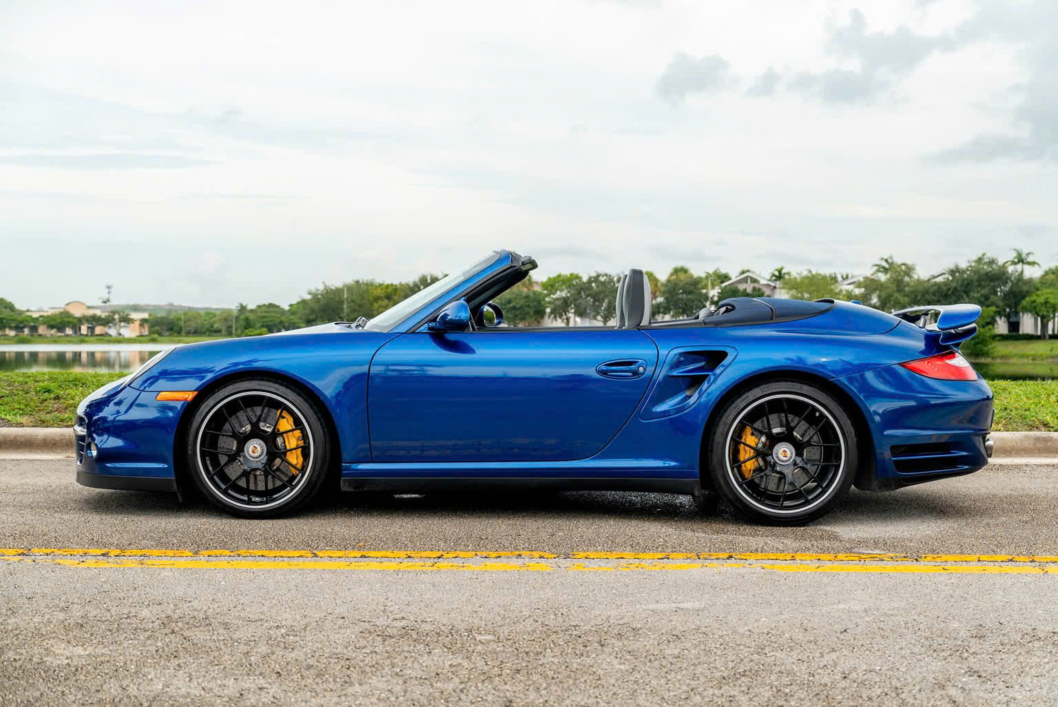 保时捷911  一台2010款保时捷911 Turbo Cabriolet（99