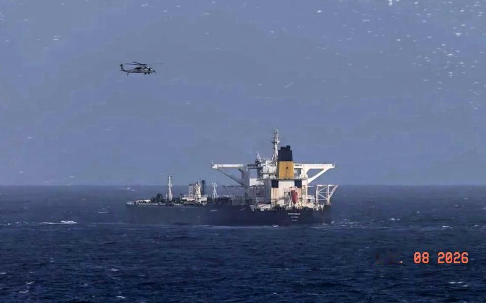 美国疯了，世界对美国已毫无办法！
 
1月7日，美国上演了一出公海霸权闹剧：美国