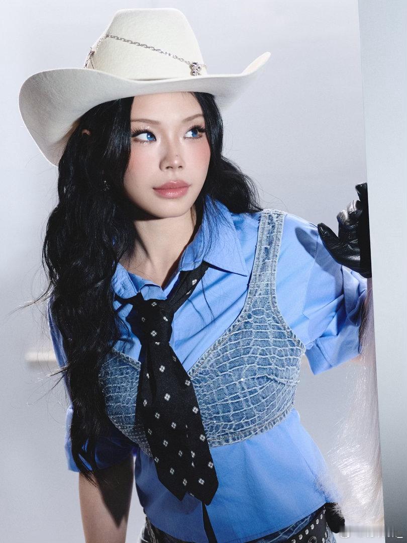 万妮达福州宣传满分女从万妮达MV里看到了90年代的福州万妮达太会了！新歌MV拍得