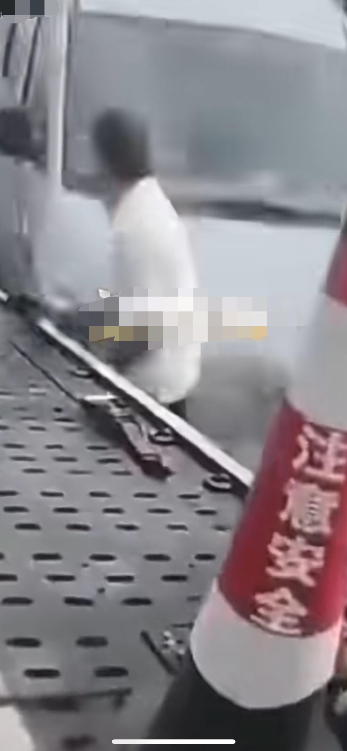 12月20日，道路救援师傅正在操作车辆，被一辆面包车撞上 ，身后的司机抱着头看呆