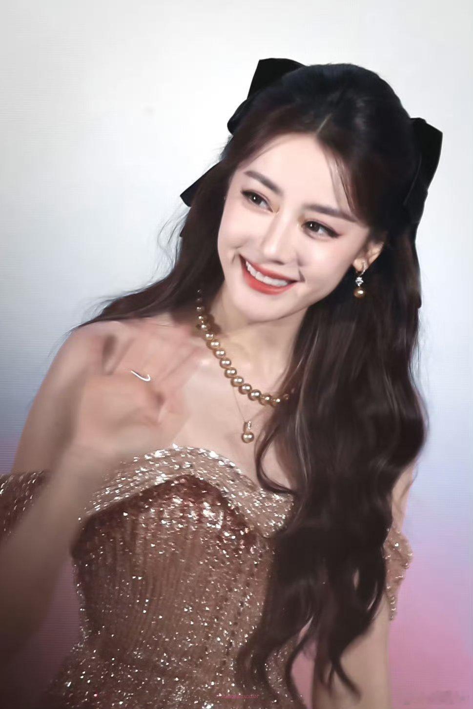 迪丽热巴梳大光明还能如此美萌 dlrb迪丽热巴素颜出片像呼吸一样简单 “有些戏和