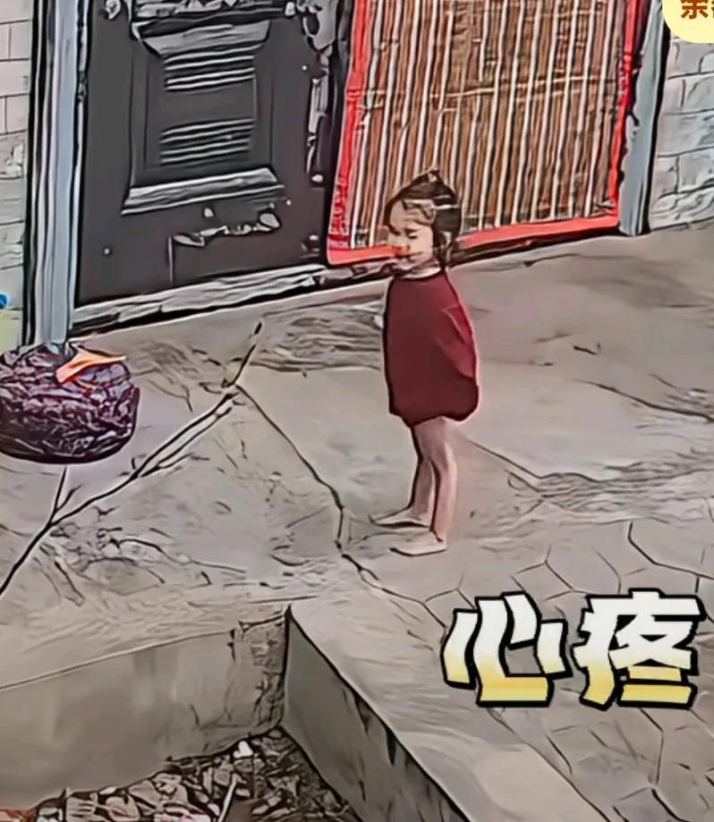 妈妈送大宝上学时，小宝还没睡醒，我在监控看到这么冷的天，孩子光着腿光着脚在院子里