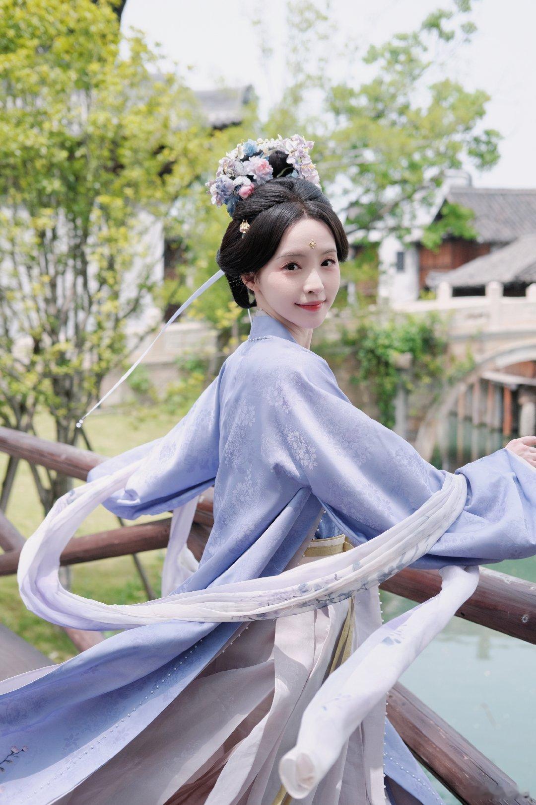 柯颖 谢清如是一个典型的娇蛮嫡女形象——从小被母亲捧在手心里长大，觉得全府都该围