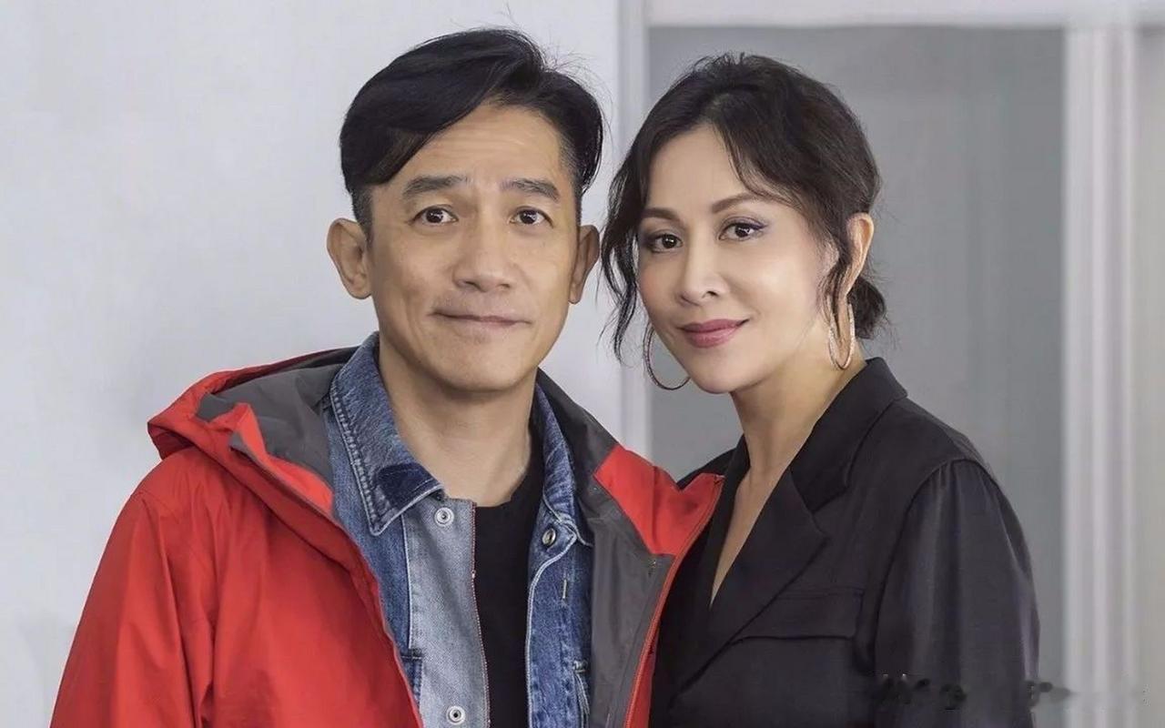 这是怎么一回事呢？

刘嘉玲说：因为看到朋友，请客吃饭等，都是一对一对出现，很公