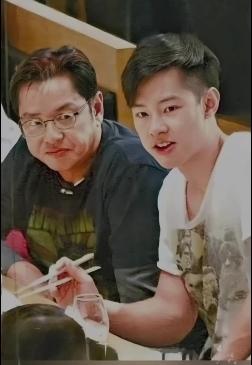 怪不得当年谭咏麟哪怕是背叛原配都要和别的女人生个儿子了，他的儿子的颜值真是太高了
