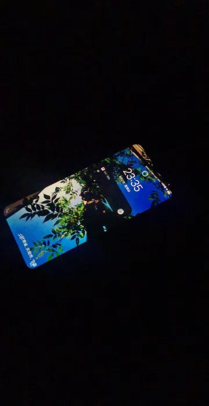 当我的手机氛围灯亮起的时候，我就知道是我自己的消息发来了，就像当初我欺骗自己一样