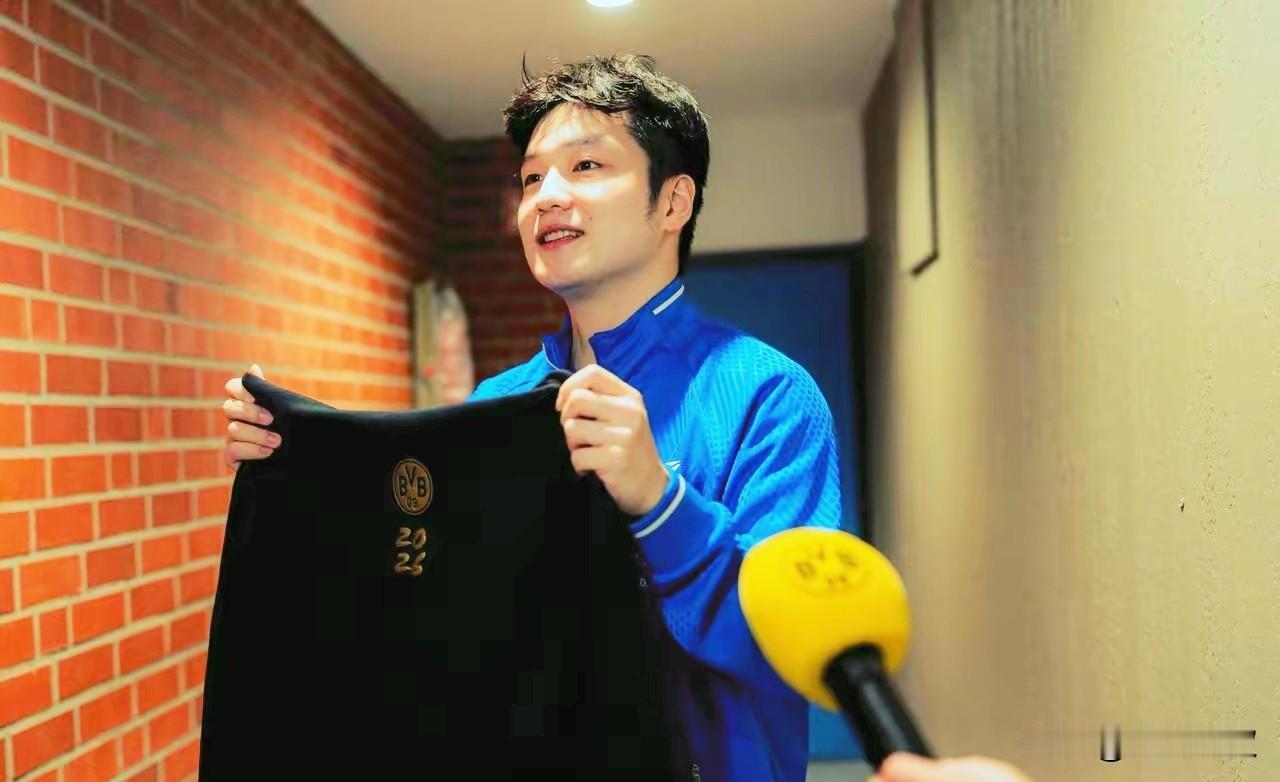 樊振东要换球队了吗？
今天看到樊振东拿着多特蒙德的球衣！

应该不是，
我记得这