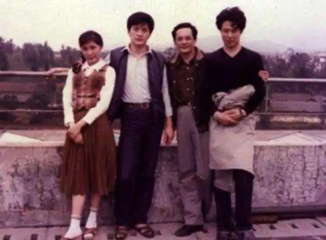 1981年，沈丹萍、周里京、北电教授钱学格、张铁林，一张罕见的合影，彼时他们正在