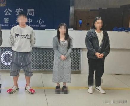 贵州，一个长发美女，穿着波点长裙，整个人看着相当的清纯貌美。女生被一个小伙子看上